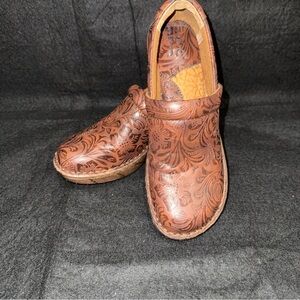 BOC Born Concept Clogs Womens Peggy Brown Floral Tooled Faux Leather 7.5 M